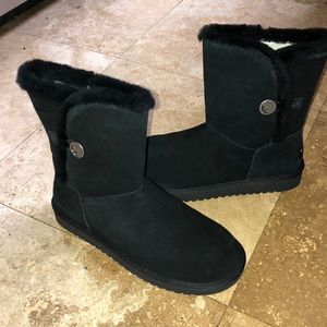 Koolaburra by UGG. NIB. Sz 11. Black Kinslei Short